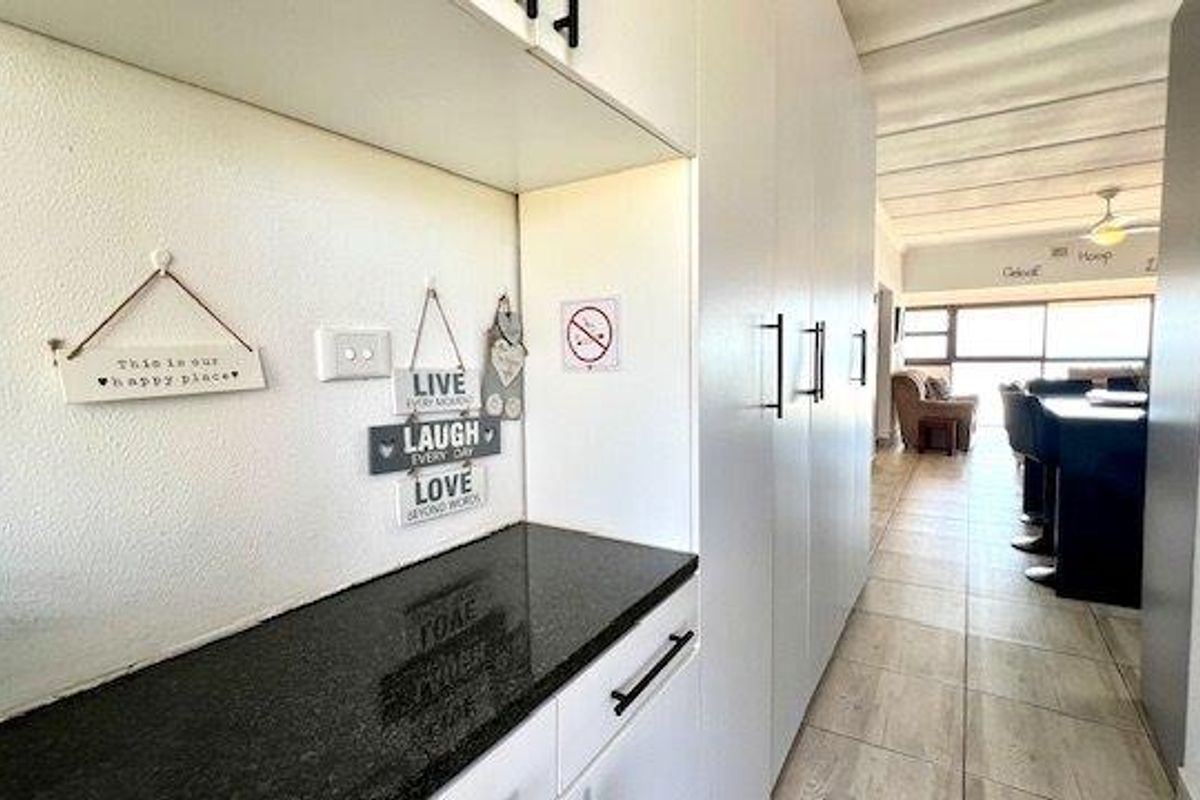 Upmarket Beachfront 2 Bedroom Apartment In Shelly Beach - Photo 4