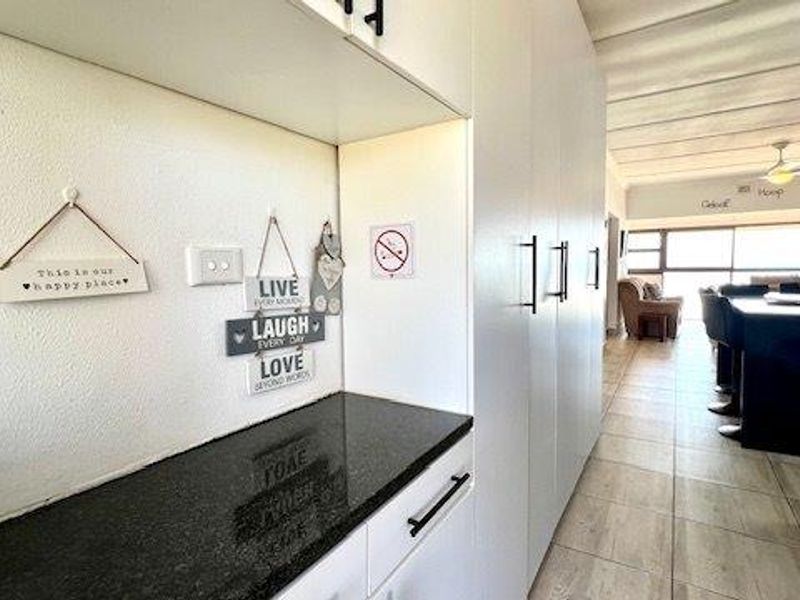 Upmarket Beachfront 2 Bedroom Apartment In Shelly Beach - Photo 4