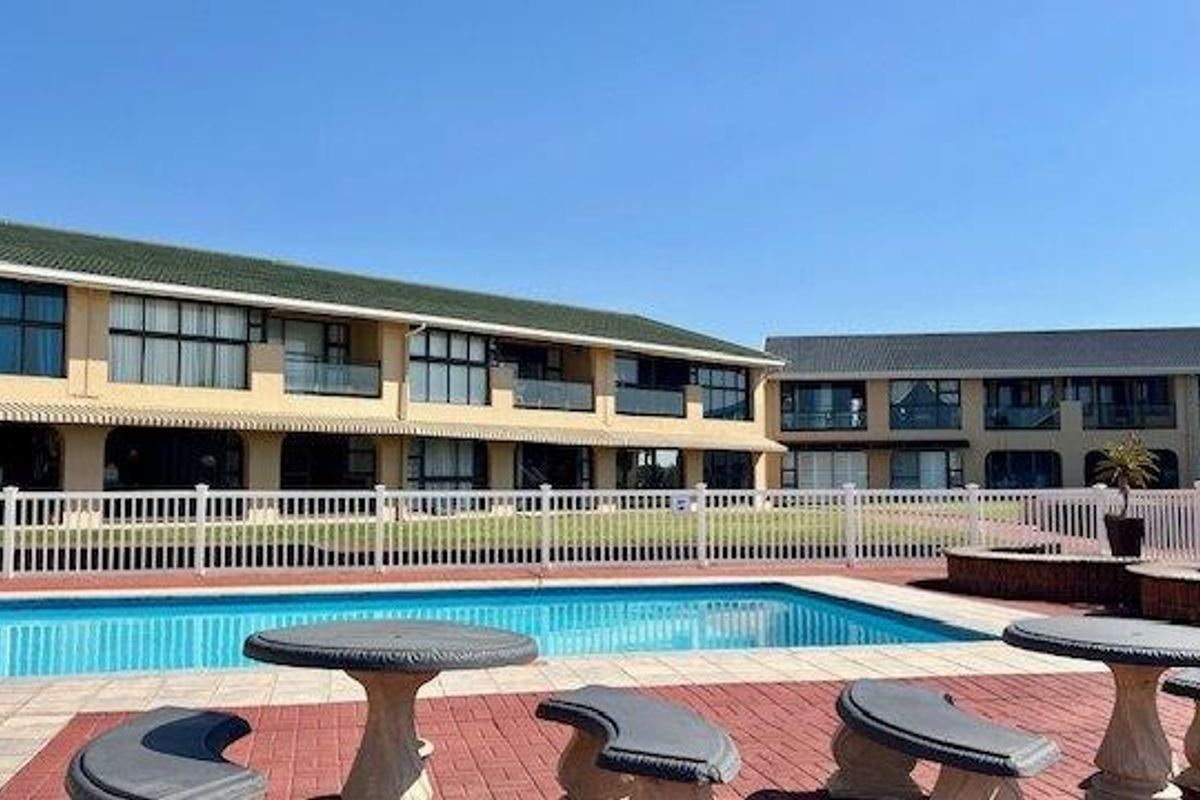 Upmarket Beachfront 2 Bedroom Apartment In Shelly Beach - Photo 3