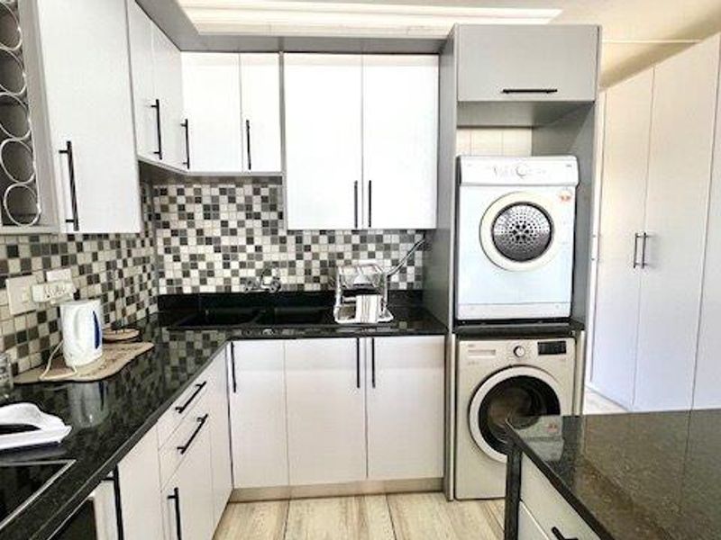 Upmarket Beachfront 2 Bedroom Apartment In Shelly Beach - Photo 9