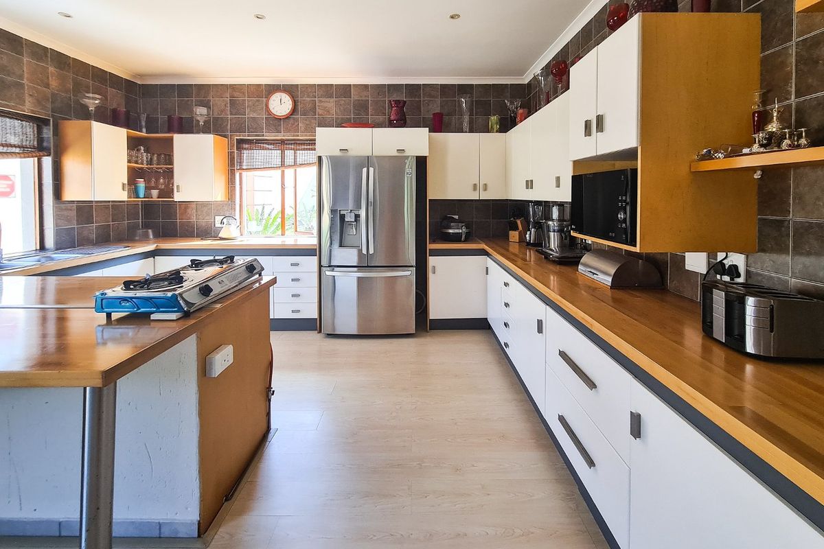 Contemporary Townhouse Living: Spacious Elegance In A Well-Maintained Complex - Photo 4