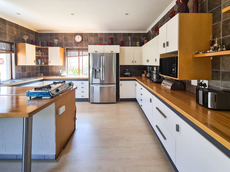 Contemporary Townhouse Living: Spacious Elegance In A Well-Maintained Complex - Photo 4