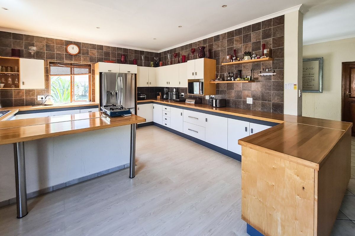 Contemporary Townhouse Living: Spacious Elegance In A Well-Maintained Complex - Photo 5