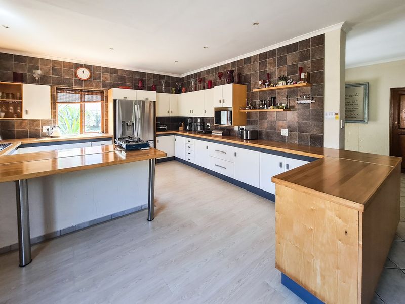 Contemporary Townhouse Living: Spacious Elegance In A Well-Maintained Complex - Photo 5