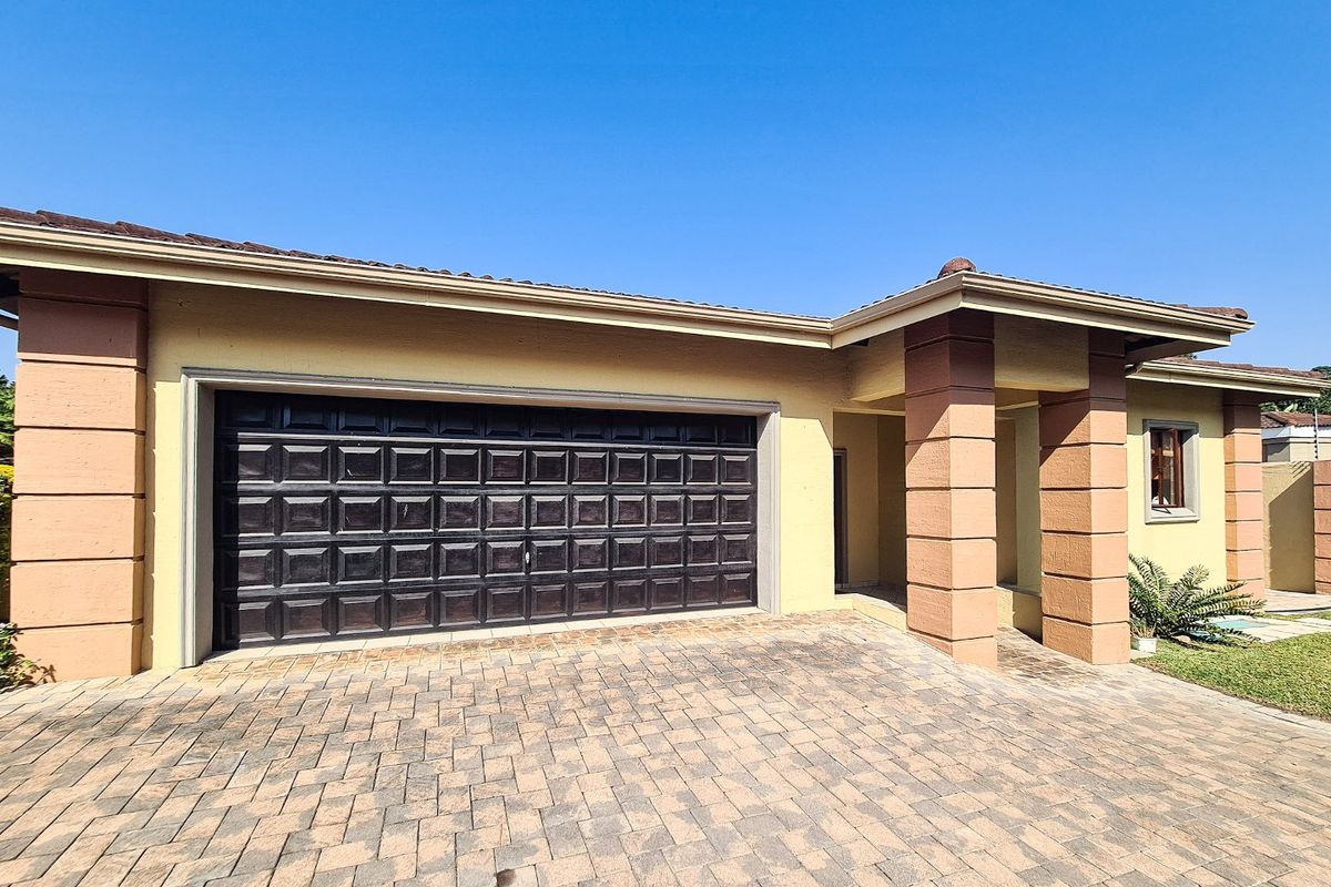 Contemporary Townhouse Living: Spacious Elegance In A Well-Maintained Complex - Photo 3