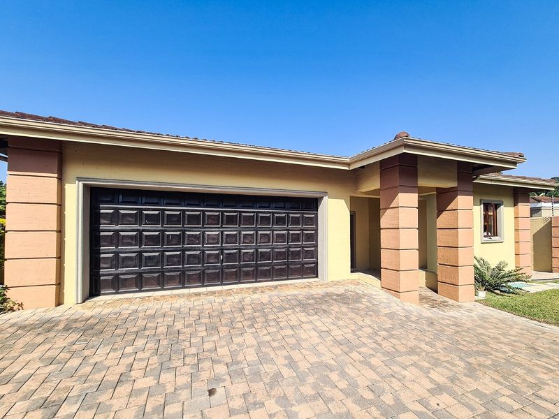 Contemporary Townhouse Living: Spacious Elegance In A Well-Maintained Complex - Photo 3