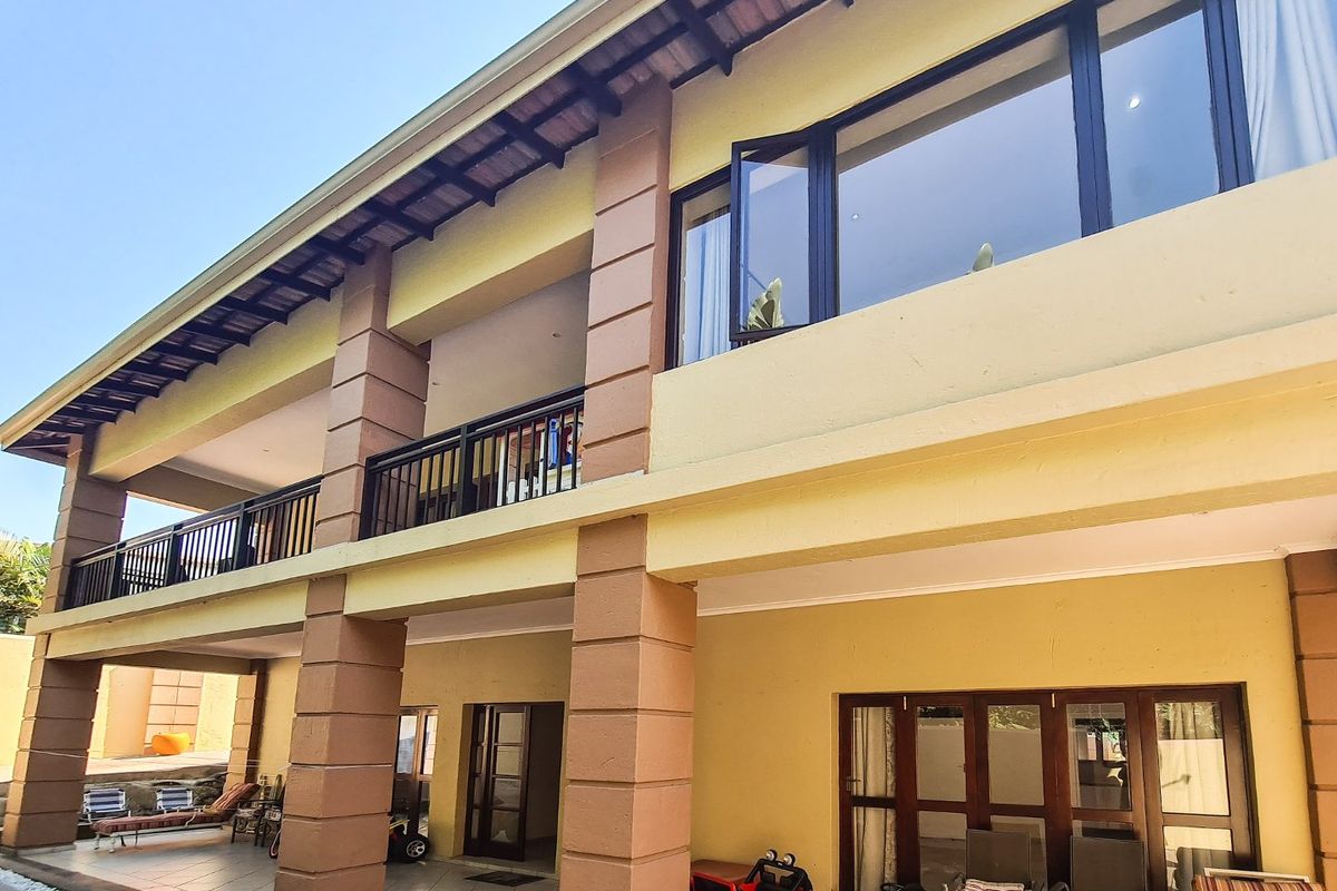 Contemporary Townhouse Living: Spacious Elegance In A Well-Maintained Complex - Photo 2