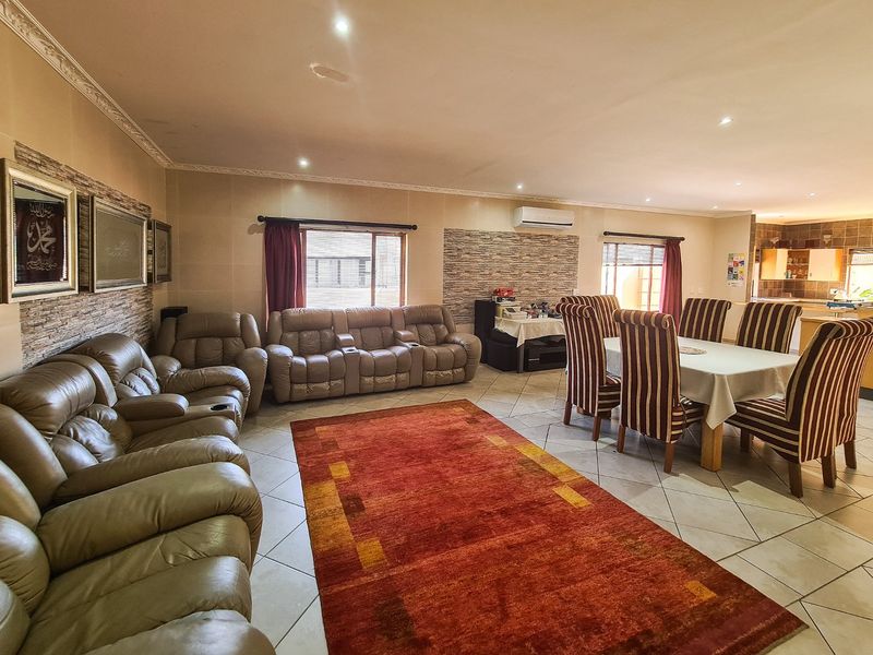 Contemporary Townhouse Living: Spacious Elegance In A Well-Maintained Complex - Photo 10