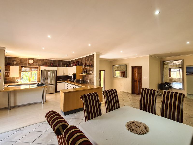 Contemporary Townhouse Living: Spacious Elegance In A Well-Maintained Complex - Photo 9