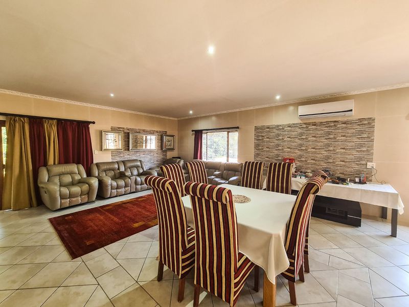 Contemporary Townhouse Living: Spacious Elegance In A Well-Maintained Complex - Photo 8