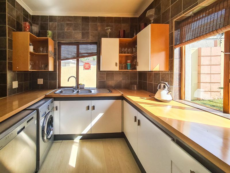 Contemporary Townhouse Living: Spacious Elegance In A Well-Maintained Complex - Photo 7