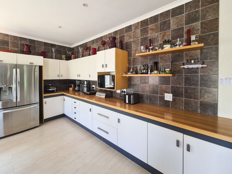 Contemporary Townhouse Living: Spacious Elegance In A Well-Maintained Complex - Photo 6