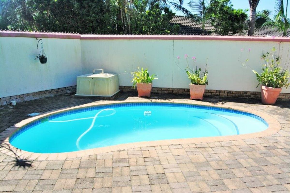 An Extremely Well Run Complex On The Beach - Photo 2