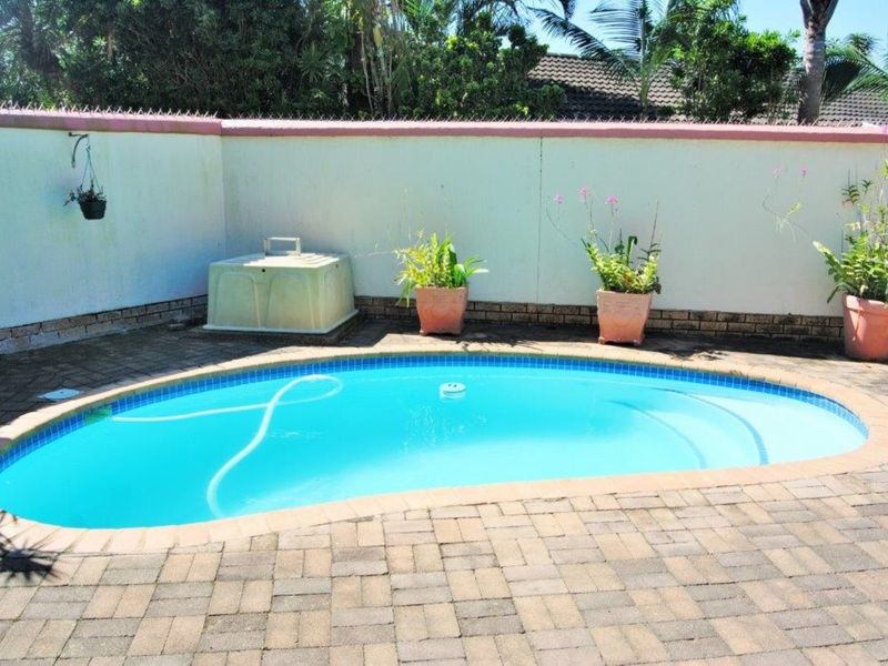 An Extremely Well Run Complex On The Beach - Photo 2