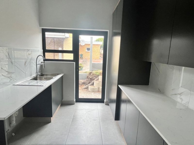 Beautiful New 3 Bedroom Duet with Ocean and Mountain Views. - Photo 9