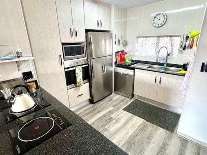 Stunning Newly Renovated Apartment In Laguna La Crete Uvongo - Photo 1