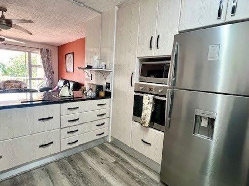 Stunning Newly Renovated Apartment In Laguna La Crete Uvongo - Photo 6