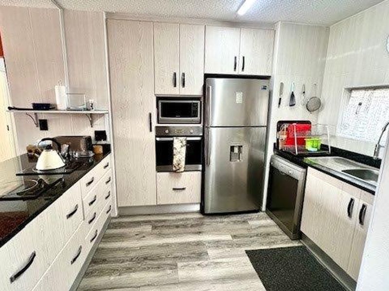 Stunning Newly Renovated Apartment In Laguna La Crete Uvongo - Photo 4