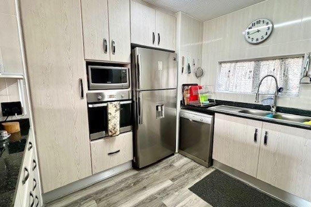 Stunning Newly Renovated Apartment In Laguna La Crete Uvongo - Photo 5