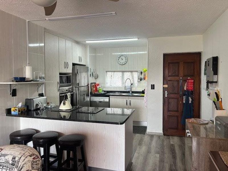 Stunning Newly Renovated Apartment In Laguna La Crete Uvongo - Photo 3