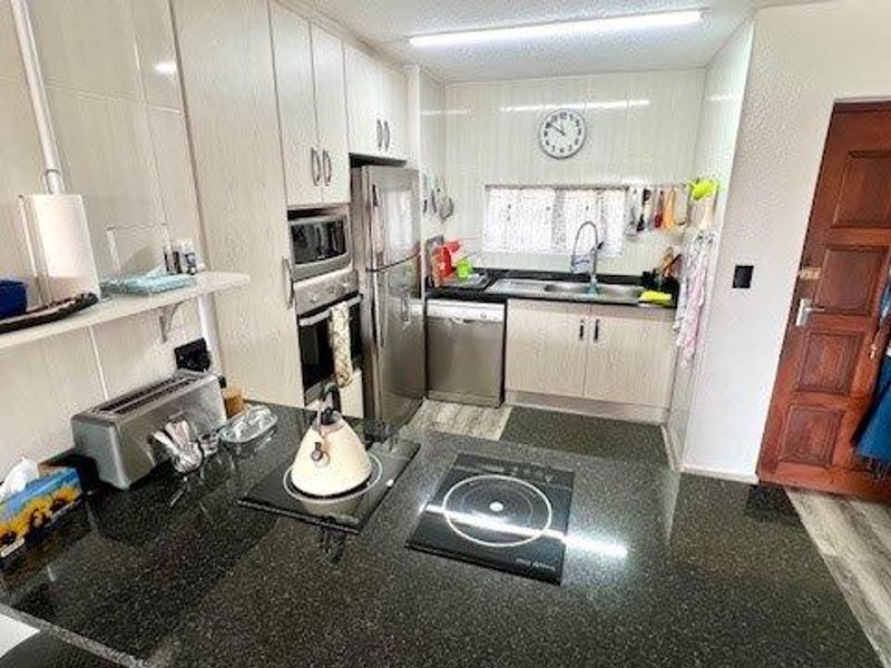 Stunning Newly Renovated Apartment In Laguna La Crete Uvongo - Photo 2