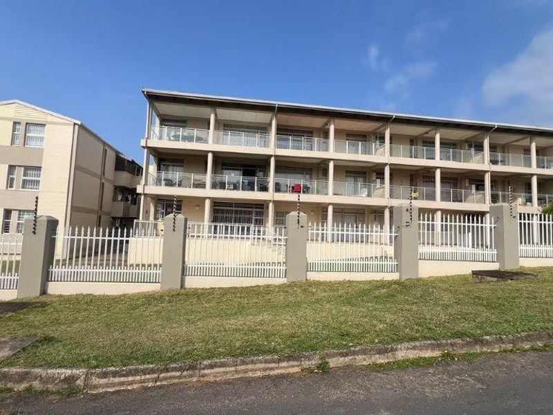 Modern Furnished Beachside Apartment – A Perfect Getaway Or Income Generator - Photo 2