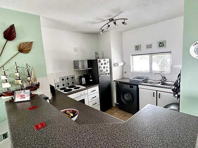 2 Bedroom Apartment In Mint Condition In Uvongo - Photo 3