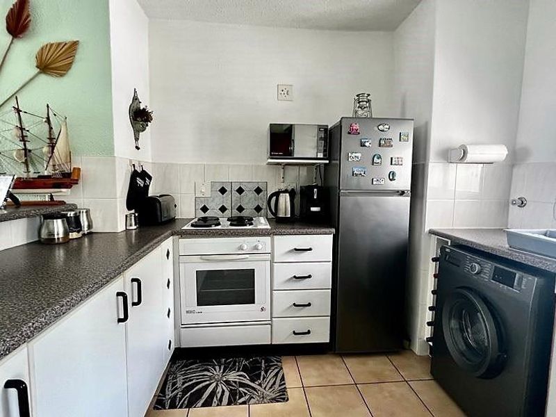 2 Bedroom Apartment In Mint Condition In Uvongo - Photo 5