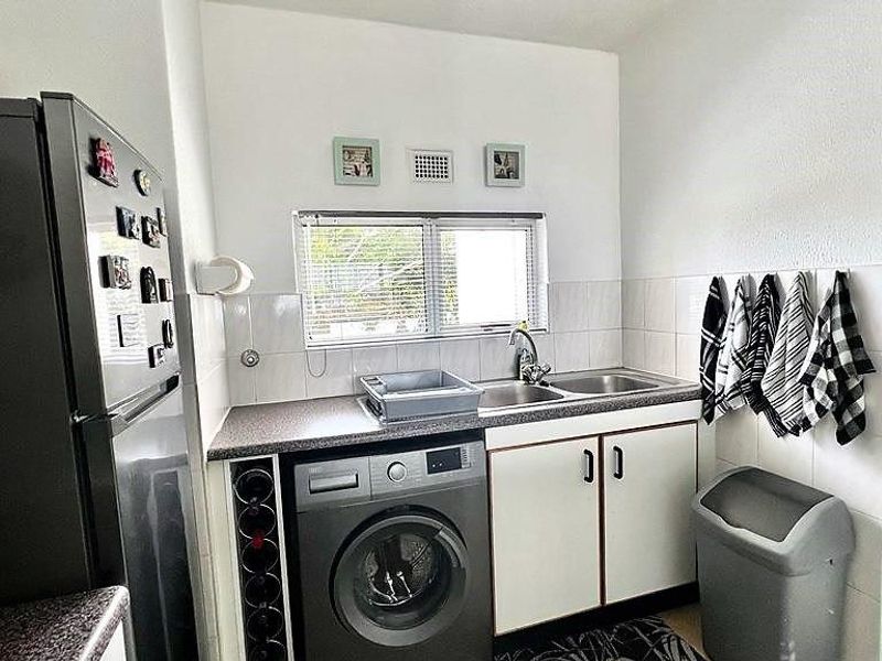 2 Bedroom Apartment In Mint Condition In Uvongo - Photo 7