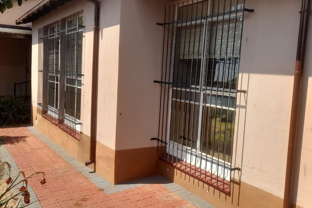 Reduced!! 3 Bedroom For SALE in Pretoria North!! - Photo 2