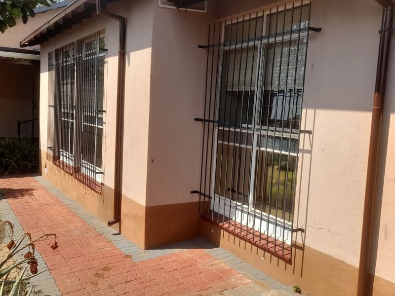 Reduced!! 3 Bedroom For SALE in Pretoria North!! - Photo 2