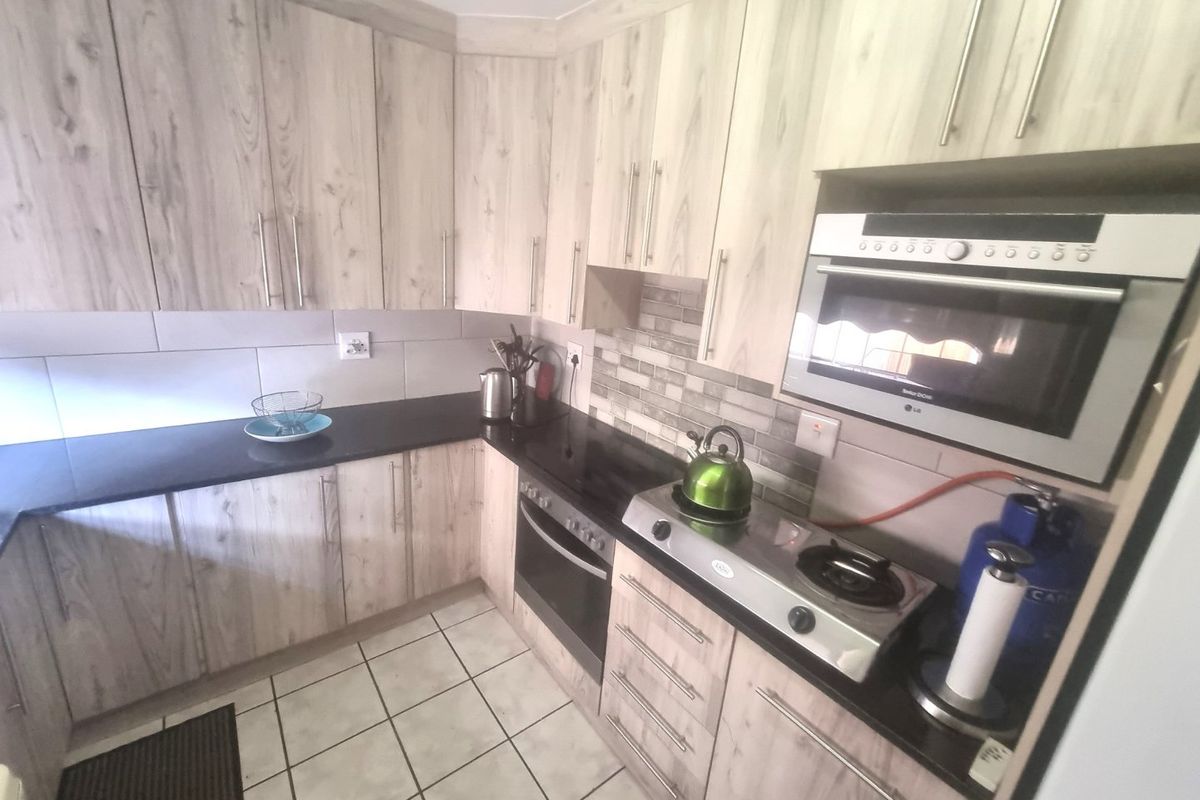 Lovely Contemporary ,,,,,,,,,, 2 Bedrooms ,,1 Bathrooms,,  1 Lock Garage,, Private Garden, Staff Quarters ,, Pet Friendly  Townhouse  - Photo 3