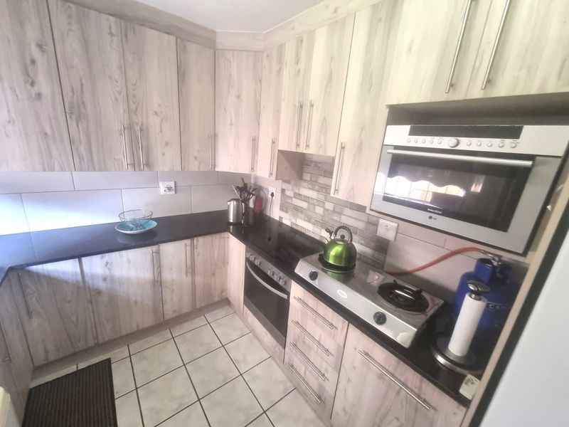 Lovely Contemporary ,,,,,,,,,, 2 Bedrooms ,,1 Bathrooms,,  1 Lock Garage,, Private Garden, Staff Quarters ,, Pet Friendly  Townhouse  - Photo 3