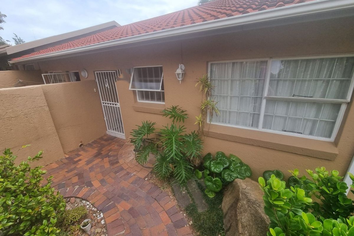 Lovely Contemporary ,,,,,,,,,, 2 Bedrooms ,,1 Bathrooms,,  1 Lock Garage,, Private Garden, Staff Quarters ,, Pet Friendly  Townhouse  - Photo 2