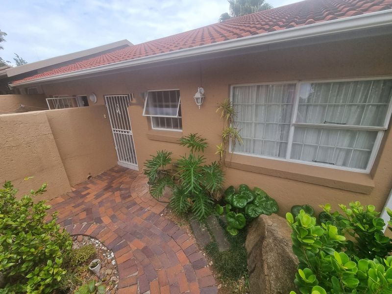 Lovely Contemporary ,,,,,,,,,, 2 Bedrooms ,,1 Bathrooms,,  1 Lock Garage,, Private Garden, Staff Quarters ,, Pet Friendly  Townhouse  - Photo 2