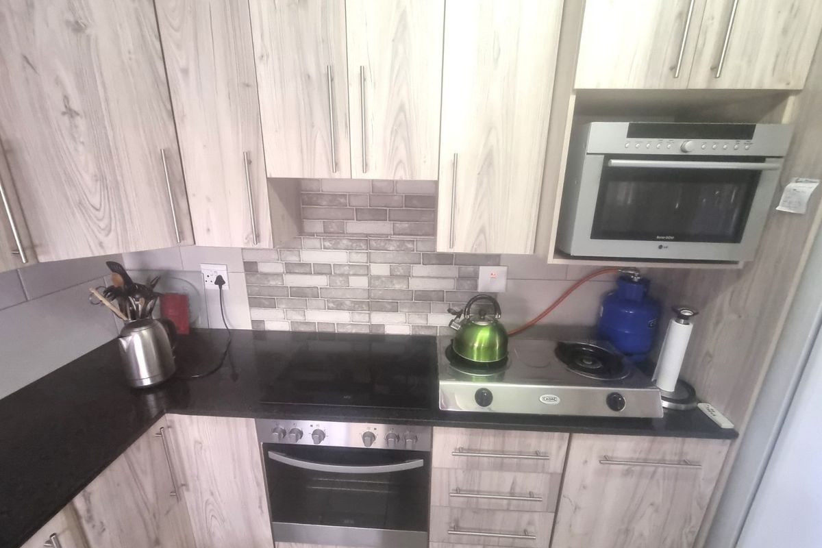 Lovely Contemporary ,,,,,,,,,, 2 Bedrooms ,,1 Bathrooms,,  1 Lock Garage,, Private Garden, Staff Quarters ,, Pet Friendly  Townhouse  - Photo 4