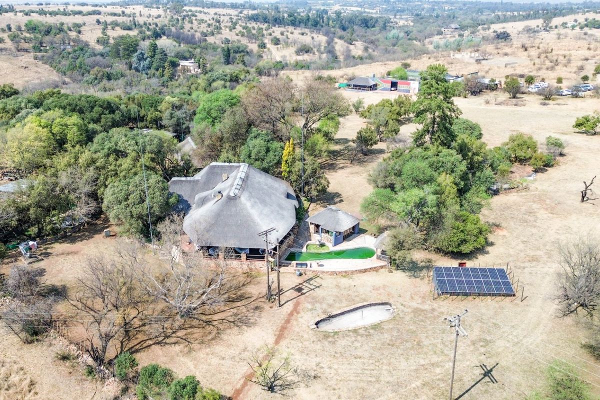 Beautiful Farm on the Klein Jukskei River - Off-grid House, Cottage , Workshops and more -  plus serenity and great value - Photo 3