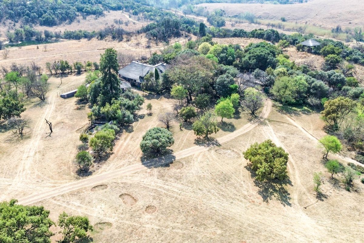 Beautiful Farm on the Klein Jukskei River - Off-grid House, Cottage , Workshops and more -  plus serenity and great value - Photo 2
