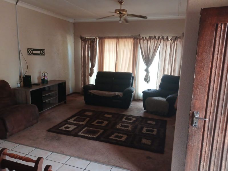 Lovely 4 Bedroom family Home for sale in Meiringspark!!! - Photo 4