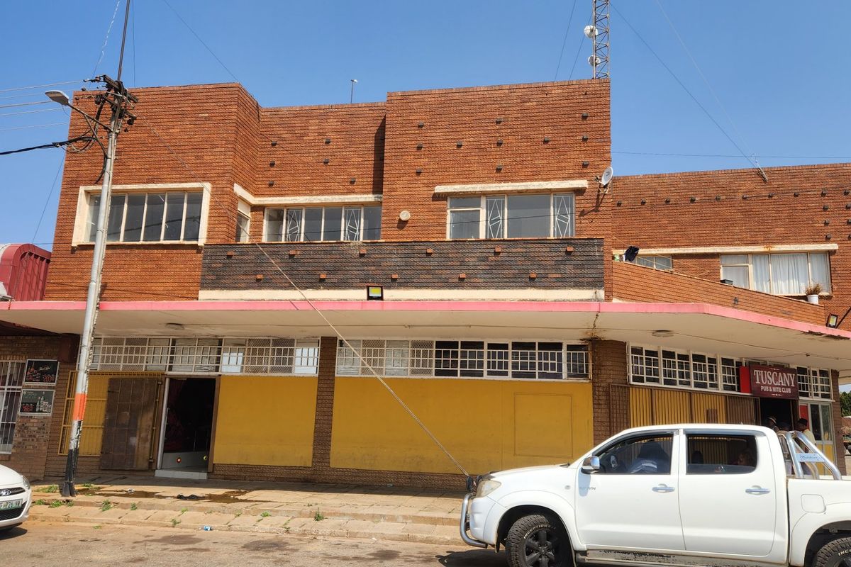 Prime Commercial Property Investment with Shop, Pub & Flatlets - Photo 3