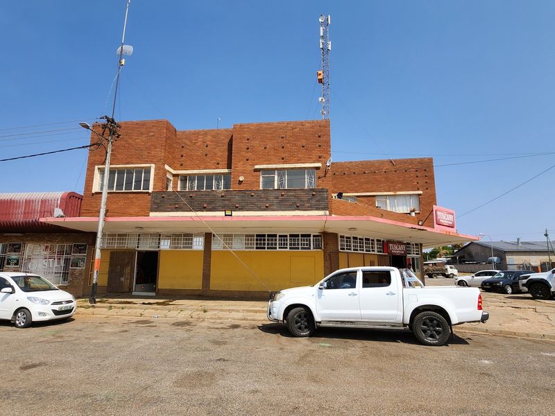 Prime Commercial Property Investment with Shop, Pub & Flatlets - Photo 2