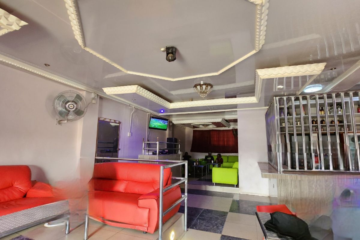 Prime Commercial Property Investment with Shop, Pub & Flatlets - Photo 5