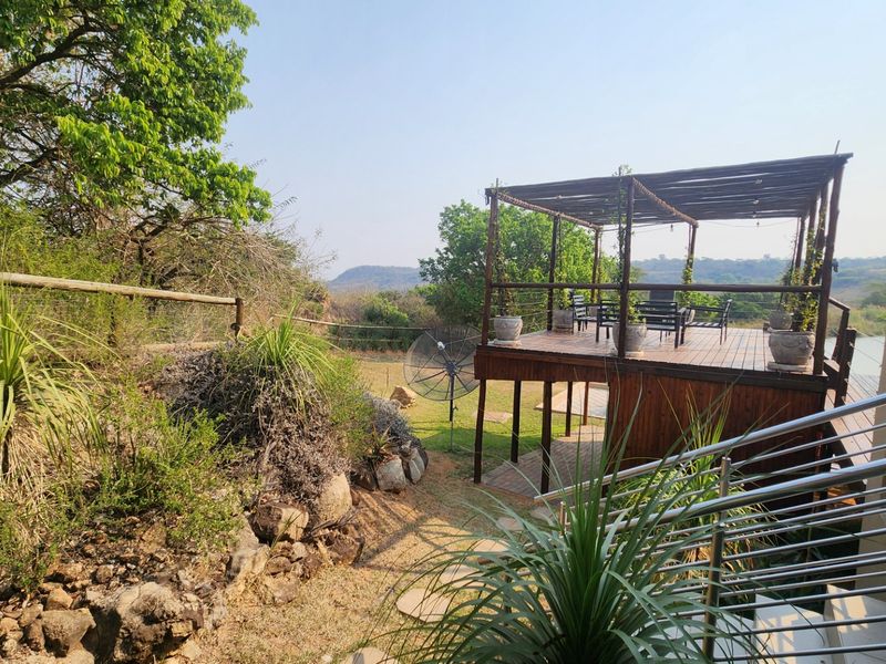 Stunning Family Hollywood Home On The Dam Off Grid - Photo 3