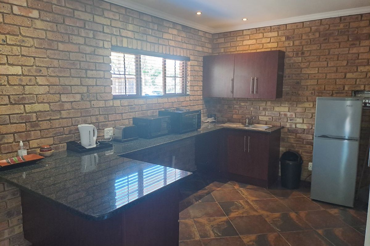 Established Lodge for Sale in Dinokeng North Big 5 game reserve - Photo 3