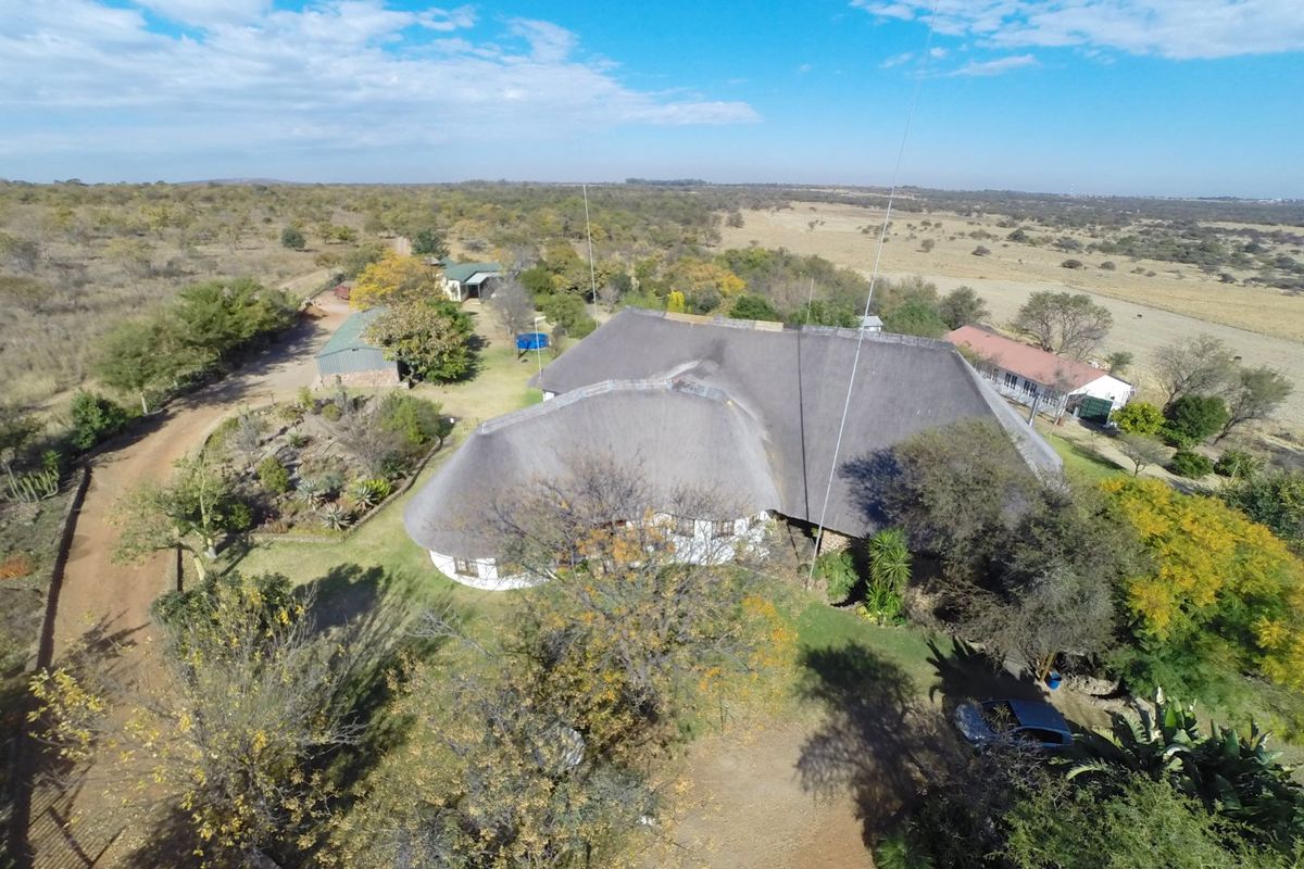 21 hectares farm with multiple dwellings and borehole and dam - Photo 3