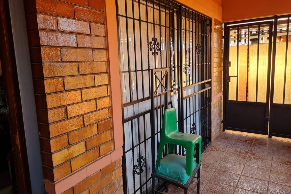 Beautiful home in a boomed off area - Photo 3