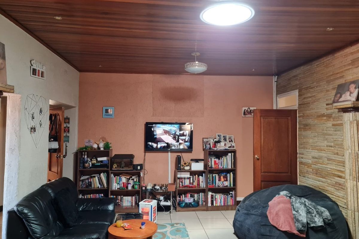 Beautiful home in a boomed off area - Photo 5