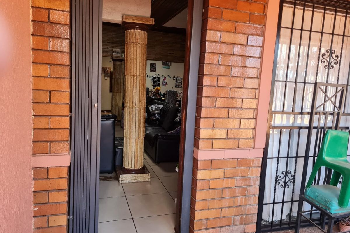 Beautiful home in a boomed off area - Photo 4