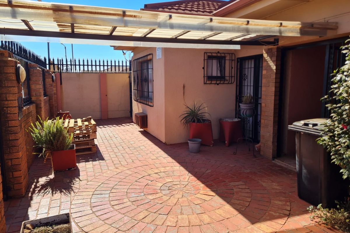 Beautiful home in a boomed off area - Photo 2