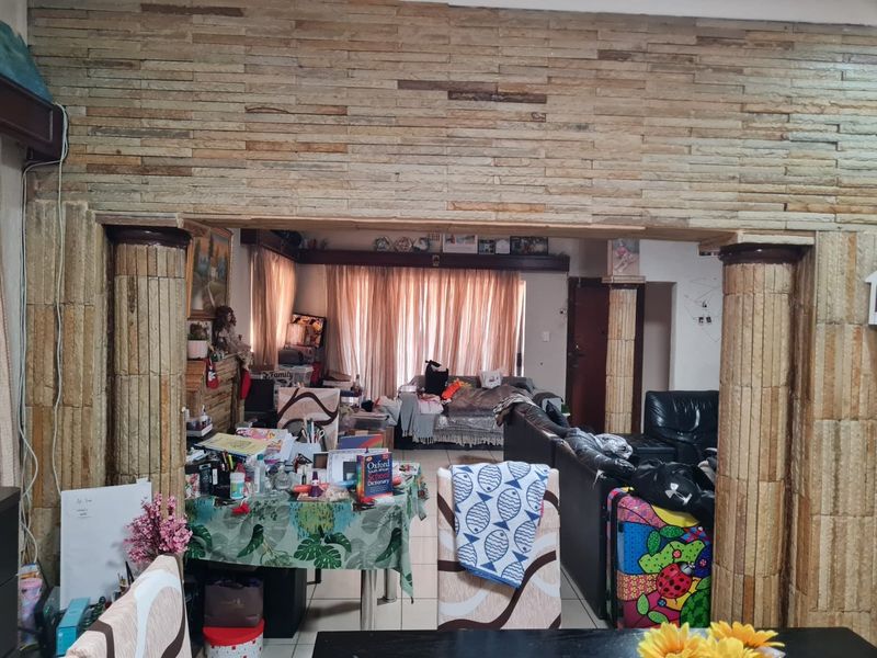 Beautiful home in a boomed off area - Photo 10